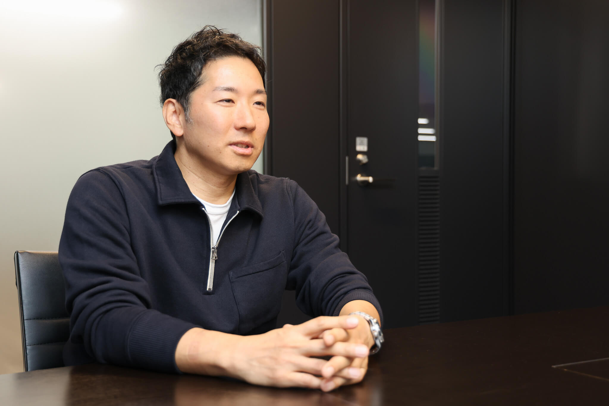 草地氏が前を見ている画像です。