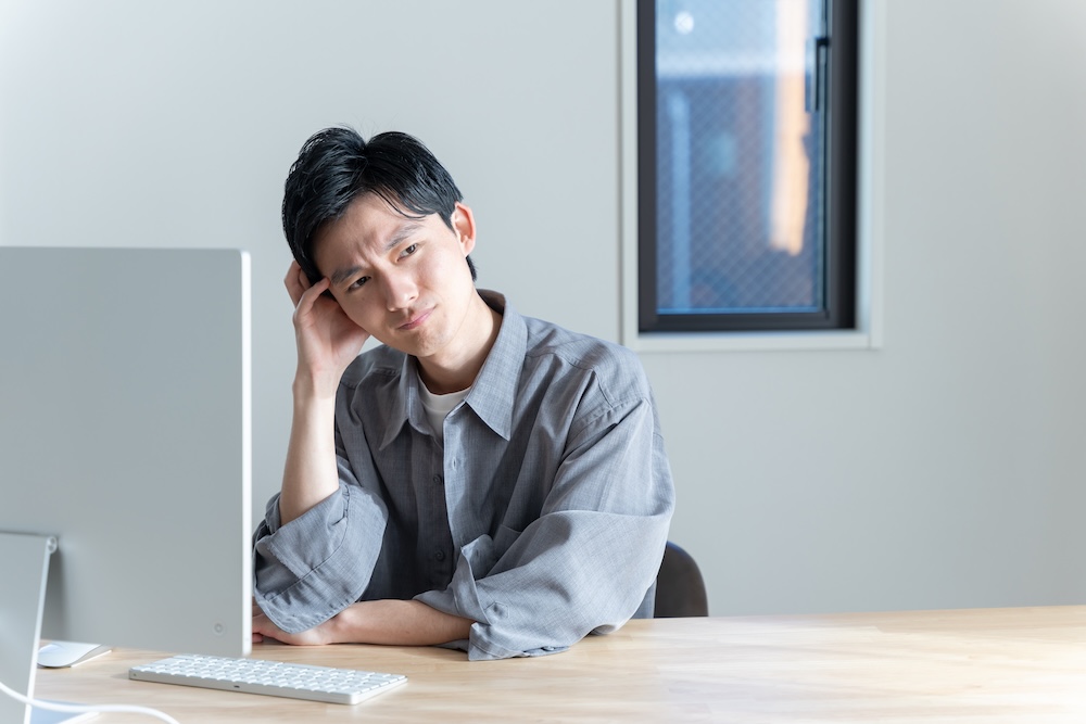 悩む男性