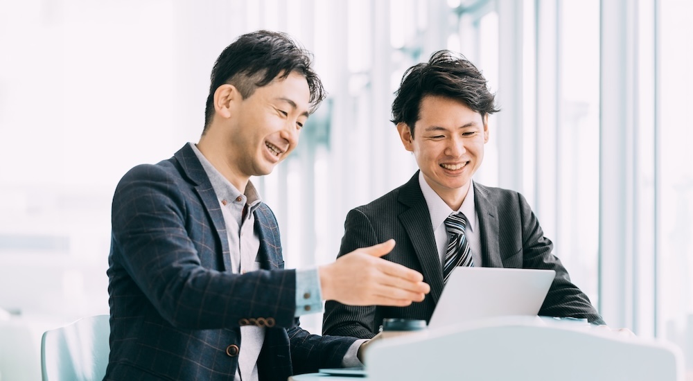 講師が受講生に教える様子