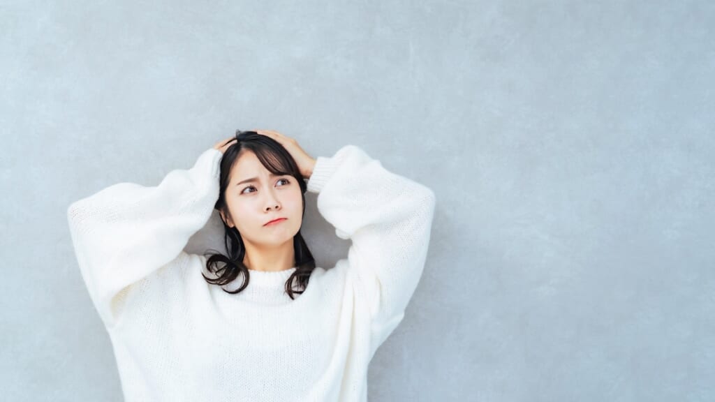 頭を抱える女性