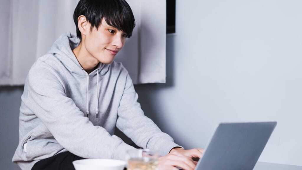 自宅でPC作業をする男性