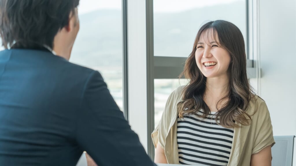 個別相談している笑顔の女性