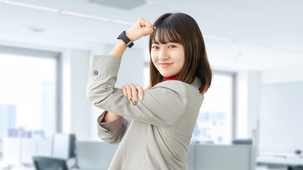 ガッツポーズの女性